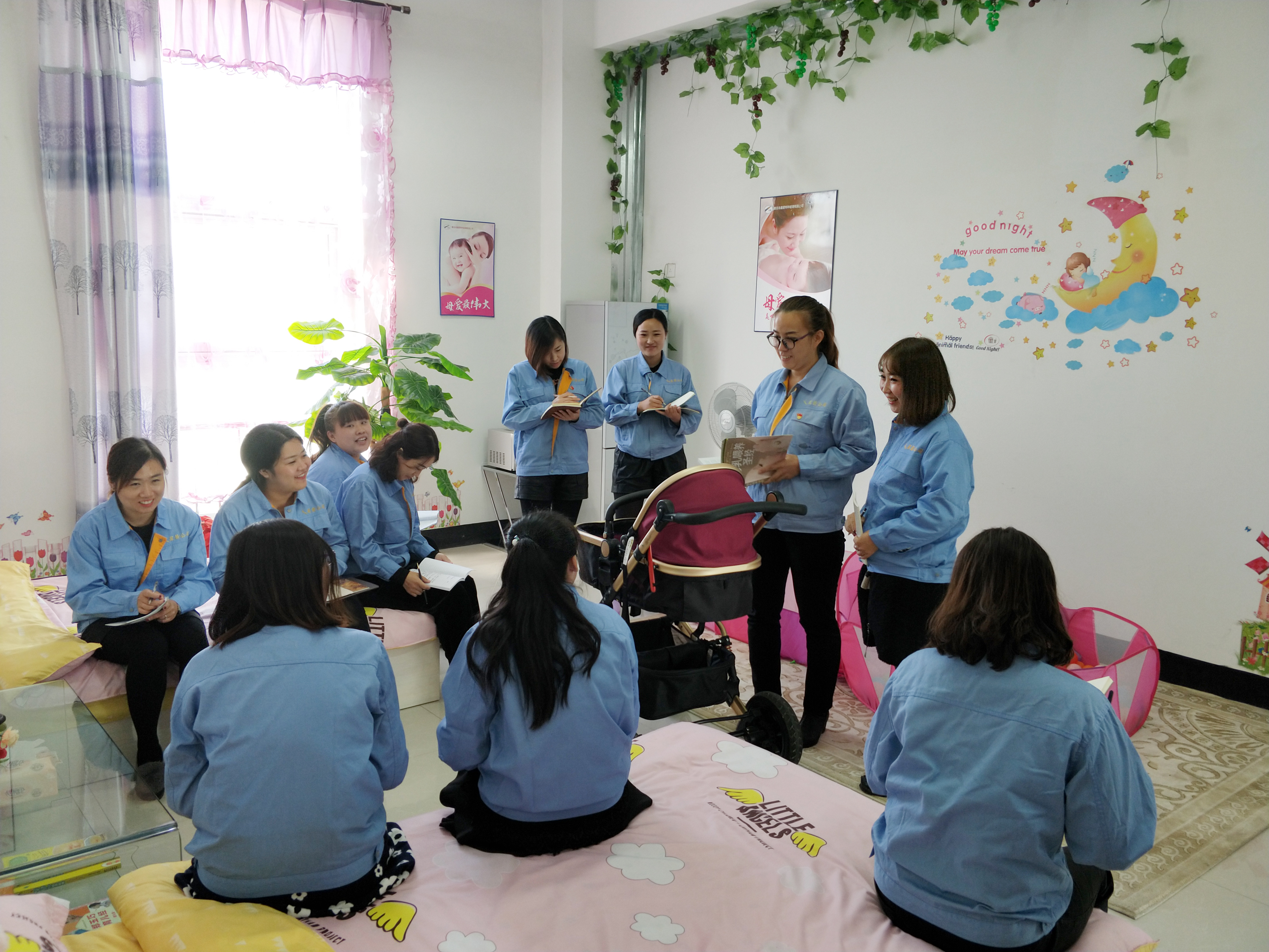 女职工们在星箭玻璃爱心妈妈小屋 开展学习活动 (1).jpg